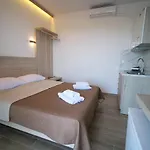 Thea מלון דירות 3*
