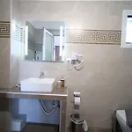 Thea מלון דירות 3*